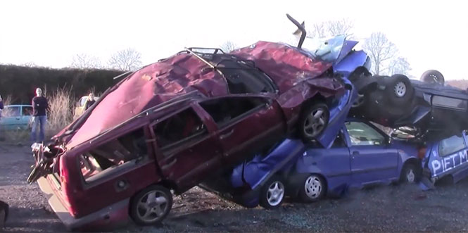 Ένα παλιό Volvo 850 υποβάλλεται στο απόλυτο crash test