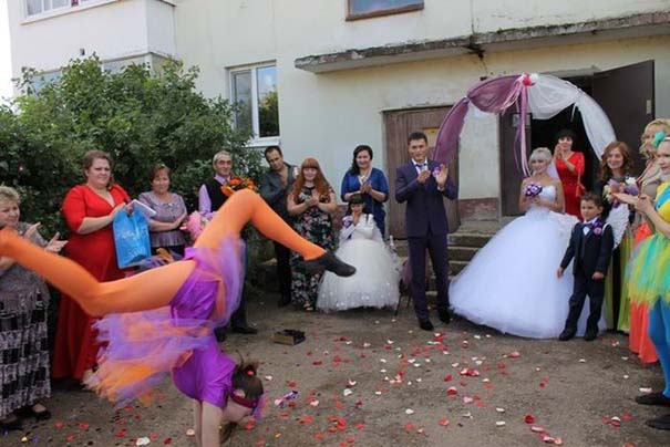Παράξενα και ξεκαρδιστικά στιγμιότυπα γάμων στην Ρωσία (11)