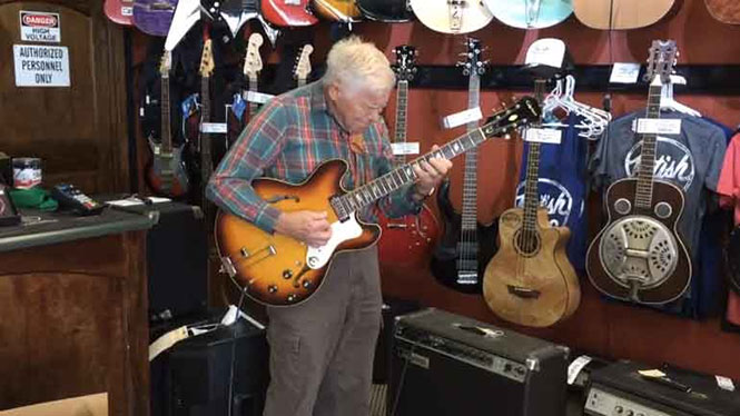 Αυτός ο παππούς ξάφνιασε τους πάντες όταν έπιασε μια ηλεκτρική κιθάρα στα χέρια του