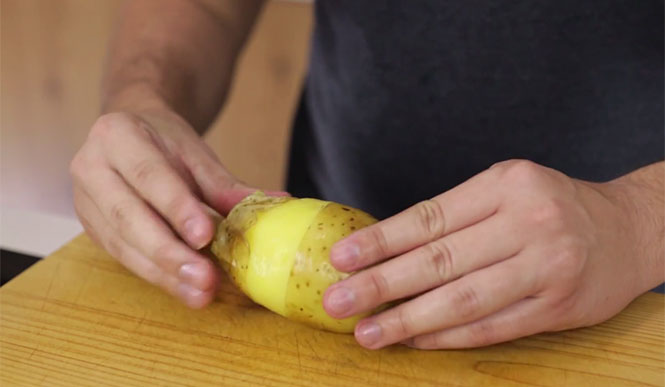 Πως να ξεφλουδίσετε μια πατάτα σε 5 δευτερόλεπτα