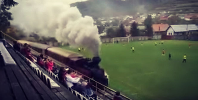 Τρένο πέρασε μέσα από το γήπεδο κατά την διάρκεια ποδοσφαιρικού αγώνα