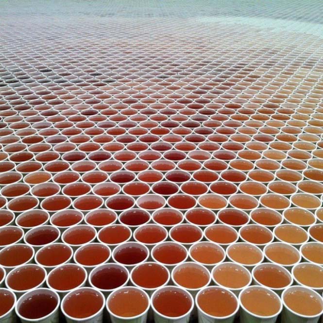 Καλλιτέχνης χρησιμοποίησε 66.000 χάρτινα ποτήρια για να δημιουργήσει ένα γιγάντιο μωσαϊκό (2)