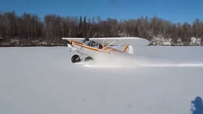 Αεροπλάνο προσγειώνεται στο χιόνι