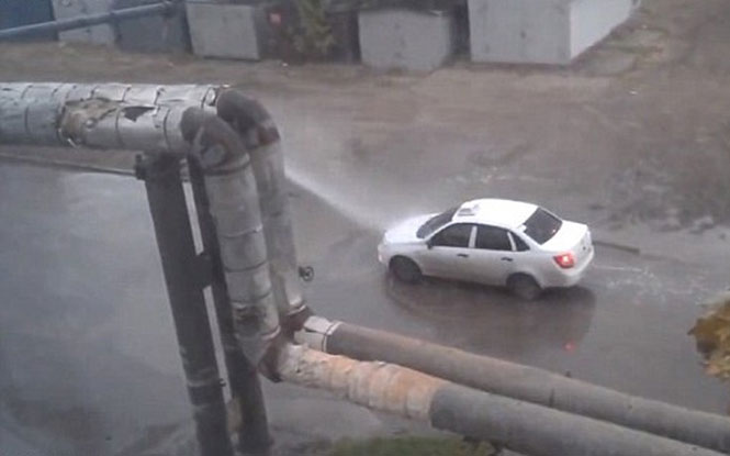 Δωρεάν πλύσιμο αυτοκινήτου από σπασμένο αγωγό στην Ρωσία