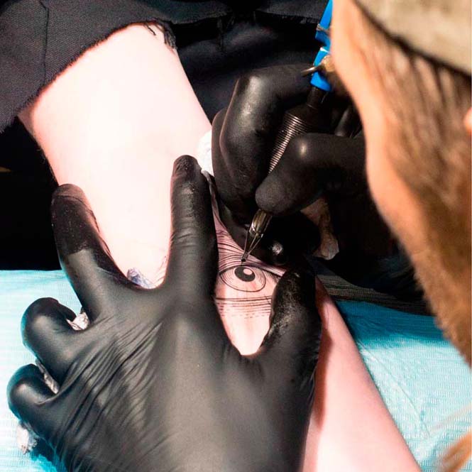 Έβαλαν το χέρι τους σε μια τρύπα για να τους κάνουν ένα τατουάζ έκπληξη (16)