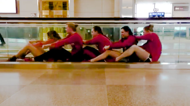 Όταν μια γυναικεία ομάδα κολύμβησης βαριέται στο αεροδρόμιο
