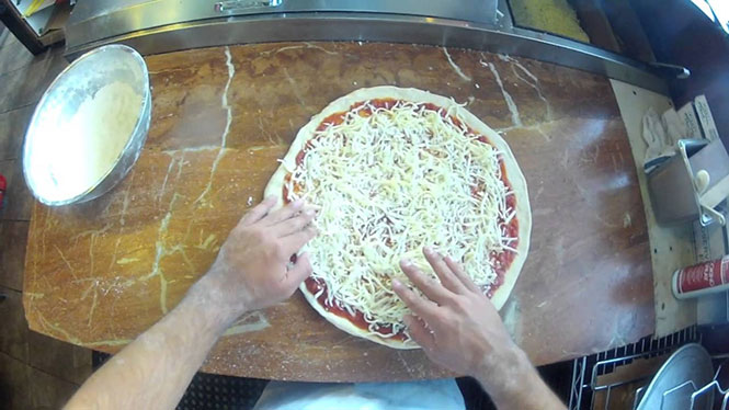 Η προετοιμασία και το ψήσιμο μιας πίτσας από την οπτική του δημιουργού της