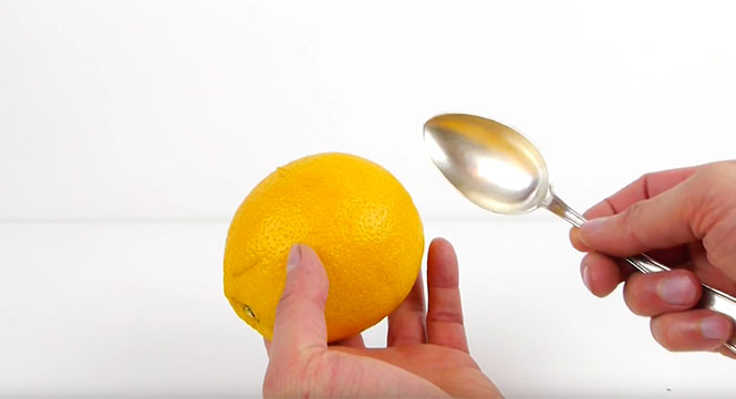 Πως να καθαρίσετε ένα πορτοκάλι με κουτάλι