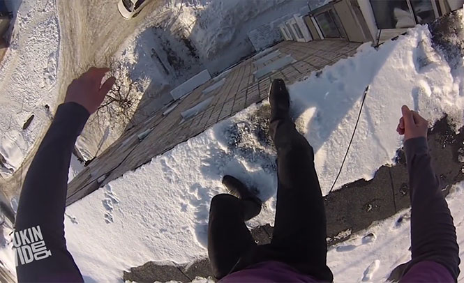 Ρώσος πήδηξε από κτήριο 15 μέτρων στο χιόνι