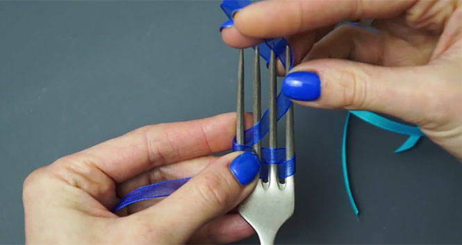 Αυτό που μπορείτε να φτιάξετε τυλίγοντας μια κορδέλα σε ένα πιρούνι θα σας εντυπωσιάσει