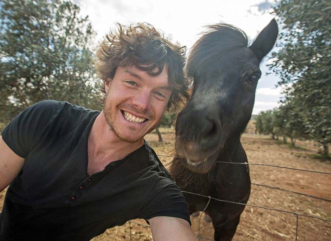 Ο Allan Dixon ειδικεύεται στις αστείες selfies με ζώα (9)