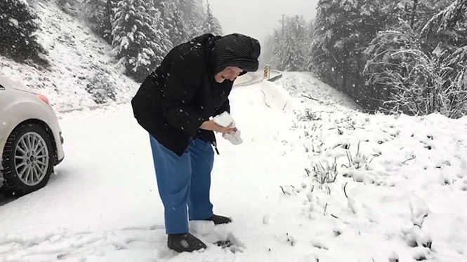 Γυναίκα 101 ετών παίζει στο χιόνι