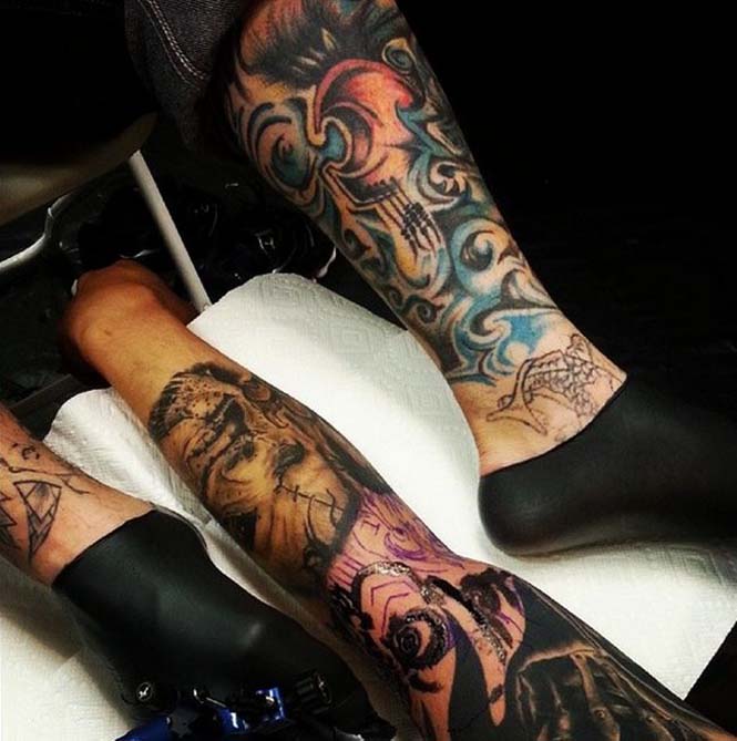 Καλλιτέχνης κάνει τατουάζ με τα πόδια (7)