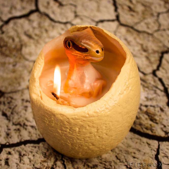 Καθώς λιώνει αυτό το κερί σε σχήμα αβγού δεινοσαύρου, αποκαλύπτεται μια έκπληξη (3)