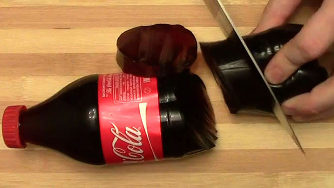 Αυτό το απίστευτο κόλπο με ένα μπουκάλι Coca Cola θα τρελάνει τους φίλους σας