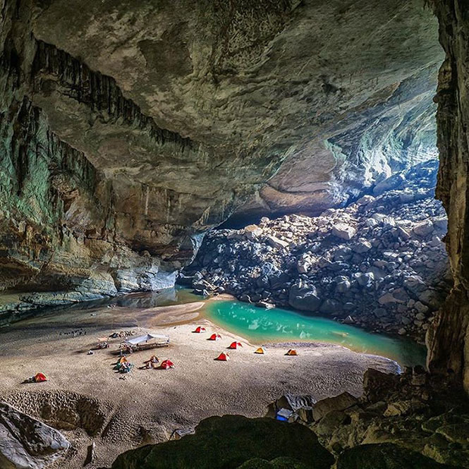 Camping μέσα σ' ένα γιγάντιο σπήλαιο του Βιετνάμ | Φωτογραφία της ημέρας