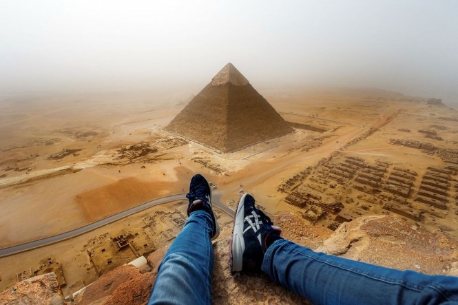 Τουρίστας ανέβηκε παράνομα στην κορυφή της Μεγάλης Πυραμίδας της Γκίζας για την απόλυτη θέα | Φωτογραφία της ημέρας
