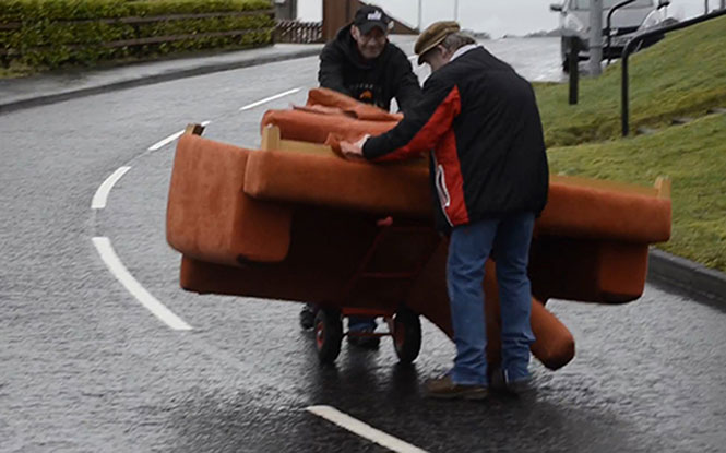Δυο μεθυσμένοι Ιρλανδοί προσπαθούν να μεταφέρουν έναν καναπέ