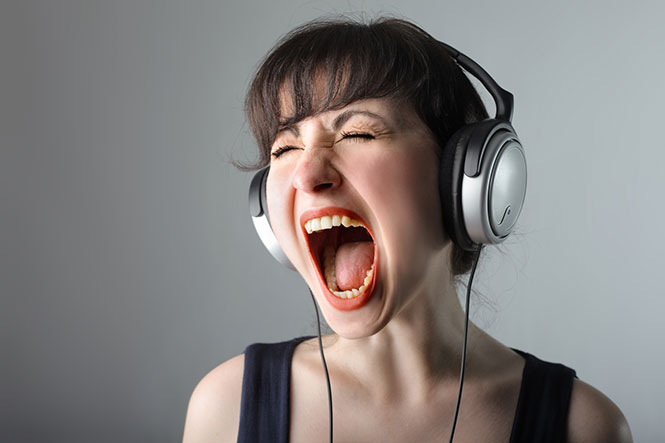 Έτσι ακούγεσαι στην πραγματικότητα όταν τραγουδάς ενώ ακούς μουσική με ακουστικά