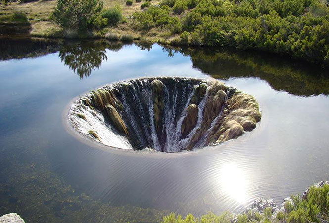 Γιγαντιαία τρύπα - εσωτερικός καταρράκτης σε λίμνη της Πορτογαλίας