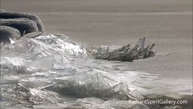 Κύματα από πάγο σκάνε στην στεριά