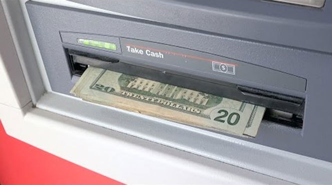 Πως θα αντιδρούσατε αν βρίσκατε ξεχασμένα λεφτά σε ένα ATM;
