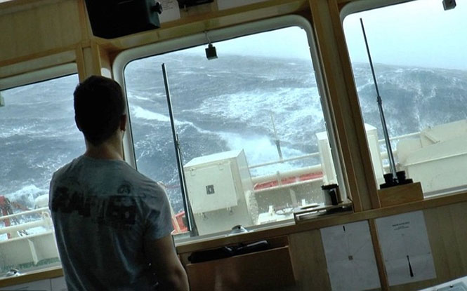 Τρομακτικό βίντεο με πλοίο σε θαλασσοταραχή στην Βόρεια Θάλασσα