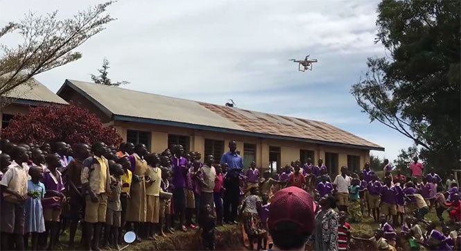 Οι αντιδράσεις παιδιών στην Αφρική όταν βλέπουν ένα drone για πρώτη φορά