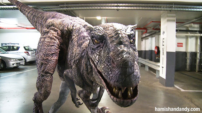Δεινόσαυρος σπέρνει τον τρόμο σε υπόγειο parking