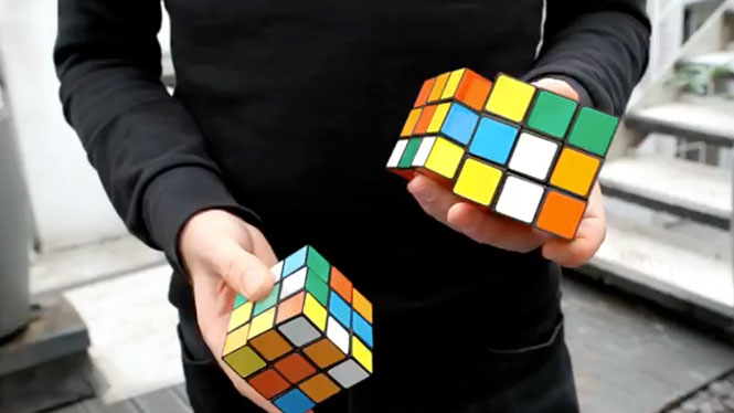 Αυτός ο τύπος μπορεί να λύσει 3 διαφορετικούς κύβους του Rubik κάνοντας παράλληλα ζογκλερικά