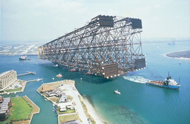 Η γιγαντιαία βάση μιας πλατφόρμας πετρελαίου καθώς μεταφέρεται στην θάλασσα | Φωτογραφία της ημέρας