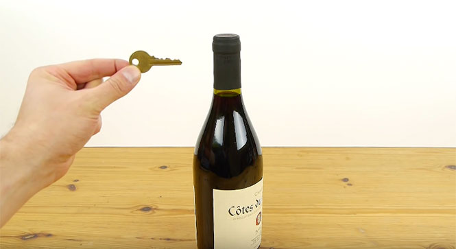 Πως να ανοίξετε ένα μπουκάλι κρασί μόνο με το κλειδί σας