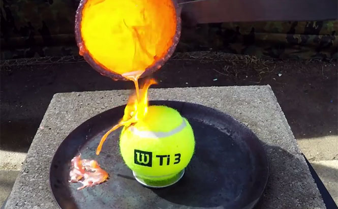 Τι συμβαίνει όταν ρίχνεις λιωμένο χαλκό σε μια μπάλα του τέννις
