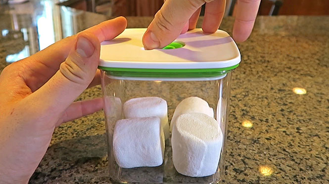 Δείτε τι συμβαίνει όταν βάλεις marshmallows σε ένα αεροστεγές δοχείο