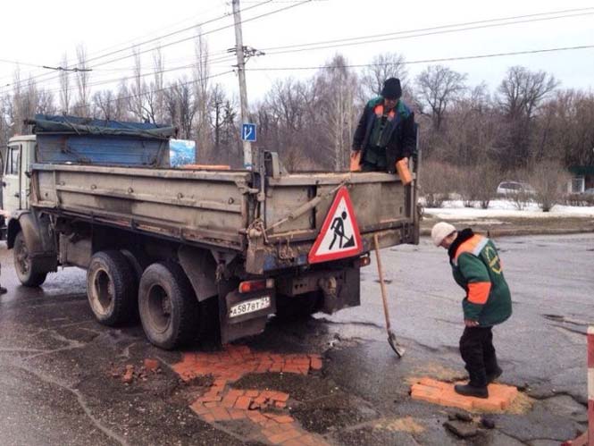 Επισκευάζοντας λακκούβες στους δρόμους της Ρωσίας (1)