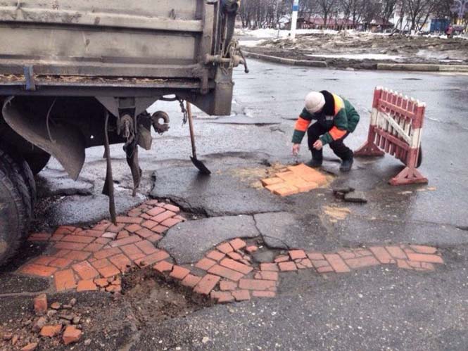 Επισκευάζοντας λακκούβες στους δρόμους της Ρωσίας (2)