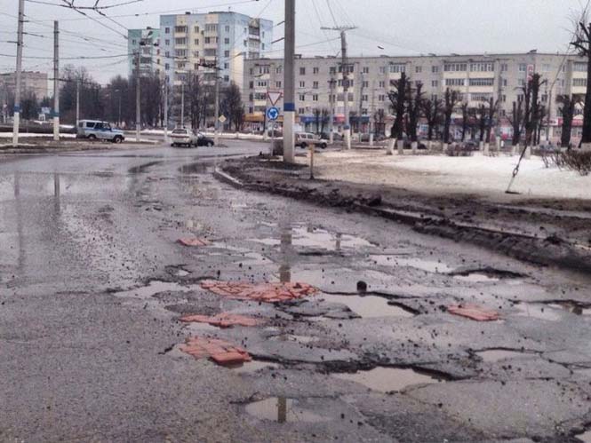 Επισκευάζοντας λακκούβες στους δρόμους της Ρωσίας (6)