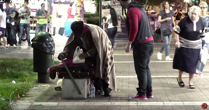 Κοινωνικό πείραμα στους δρόμους της Αθήνας αποκάλυψε το συγκλονιστικό μεγαλείο ψυχής ενός αστέγου