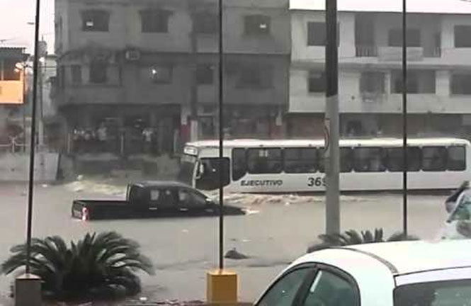 Λεωφορείο στην πλημμύρα