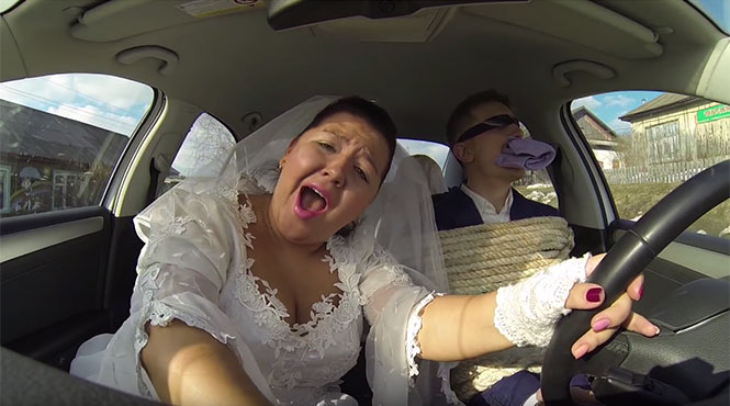3 θεότρελοι Ρώσοι δίνουν ρεσιτάλ σε ένα αυτοκίνητο και τρελαίνουν το Internet