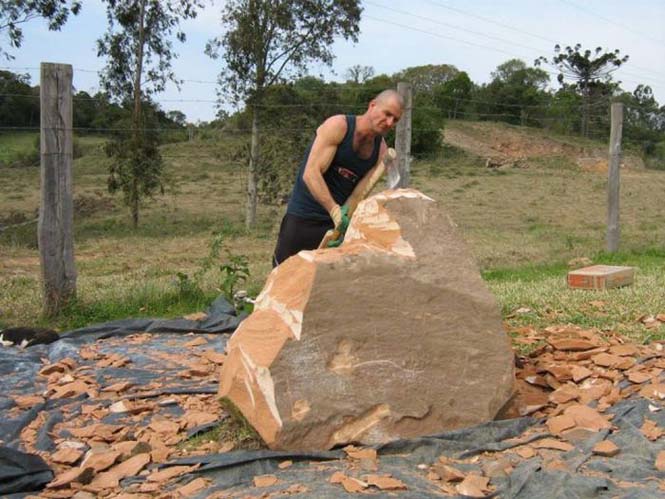 Δείτε πως αυτός ο άνδρας μετέτρεψε μια τεράστια πέτρα σε εντυπωσιακό γλυπτό (3)