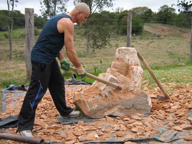 Δείτε πως αυτός ο άνδρας μετέτρεψε μια τεράστια πέτρα σε εντυπωσιακό γλυπτό (5)