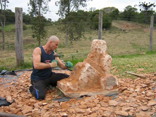 Δείτε πως αυτός ο άνδρας μετέτρεψε μια τεράστια πέτρα σε εντυπωσιακό γλυπτό (6)