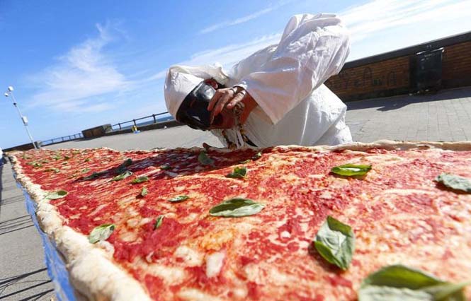 Σεφ από τη Νάπολη έφτιαξαν την μακρύτερη πίτσα στον κόσμο (1)