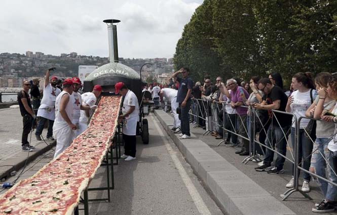 Σεφ από τη Νάπολη έφτιαξαν την μακρύτερη πίτσα στον κόσμο (3)