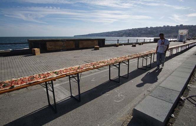 Σεφ από τη Νάπολη έφτιαξαν την μακρύτερη πίτσα στον κόσμο (4)