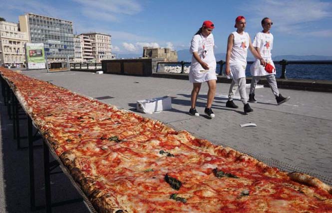 Σεφ από τη Νάπολη έφτιαξαν την μακρύτερη πίτσα στον κόσμο (5)