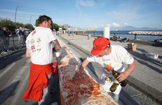 Σεφ από τη Νάπολη έφτιαξαν την μακρύτερη πίτσα στον κόσμο (6)