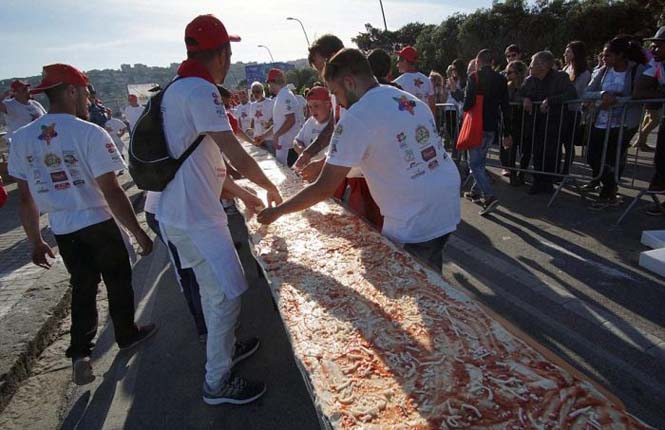 Σεφ από τη Νάπολη έφτιαξαν την μακρύτερη πίτσα στον κόσμο (7)