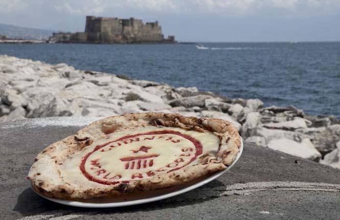 Σεφ από τη Νάπολη έφτιαξαν την μακρύτερη πίτσα στον κόσμο (10)